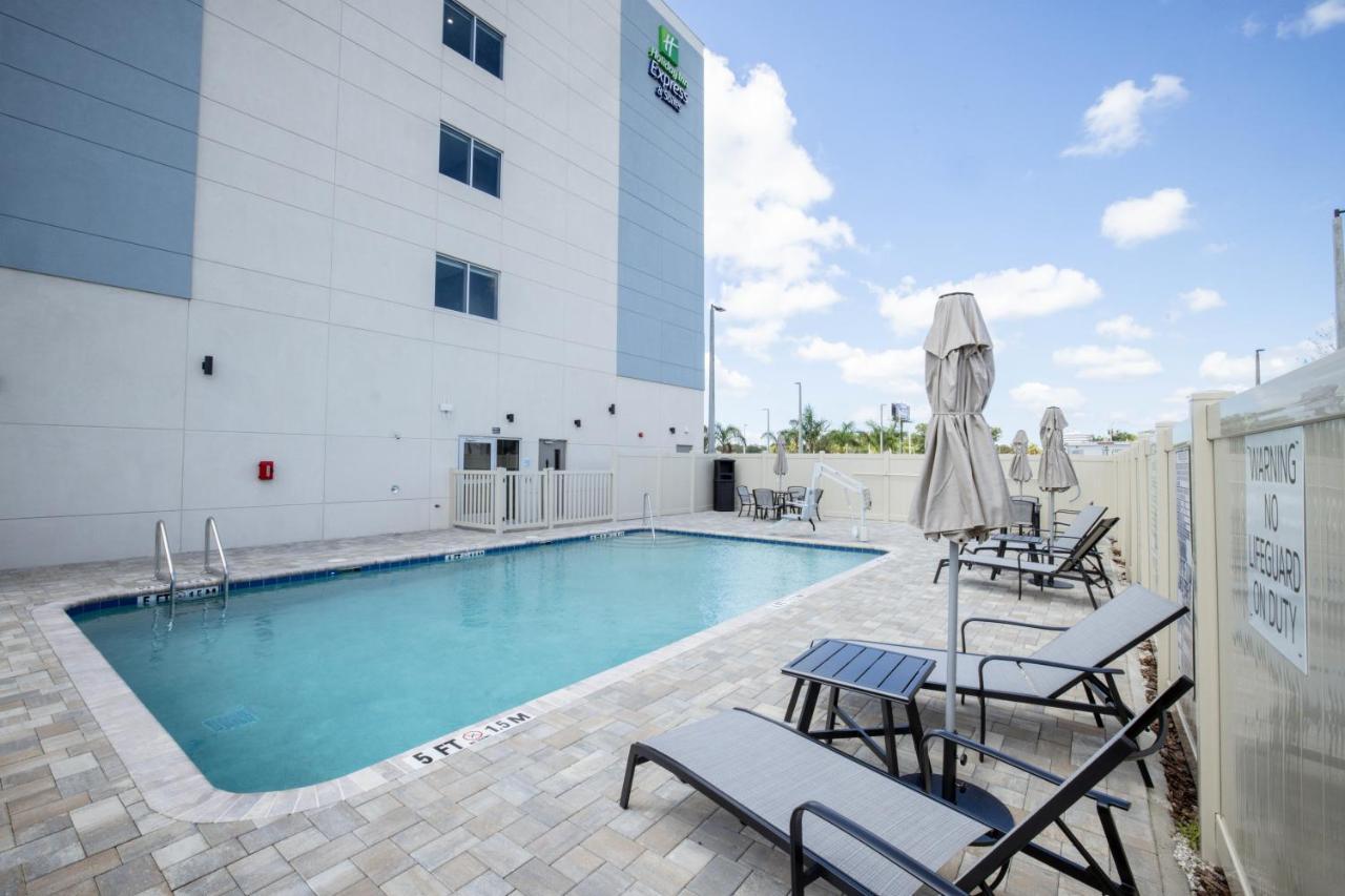 Holiday Inn Express & Suites Tampa Stadium - Airport Area By Ihg Dış mekan fotoğraf