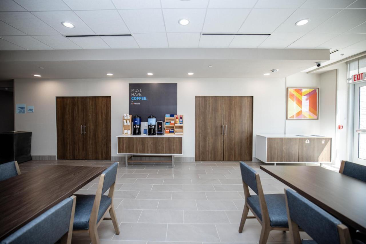 Holiday Inn Express & Suites Tampa Stadium - Airport Area By Ihg Dış mekan fotoğraf