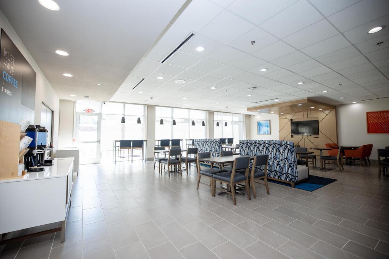 Holiday Inn Express & Suites Tampa Stadium - Airport Area By Ihg Dış mekan fotoğraf