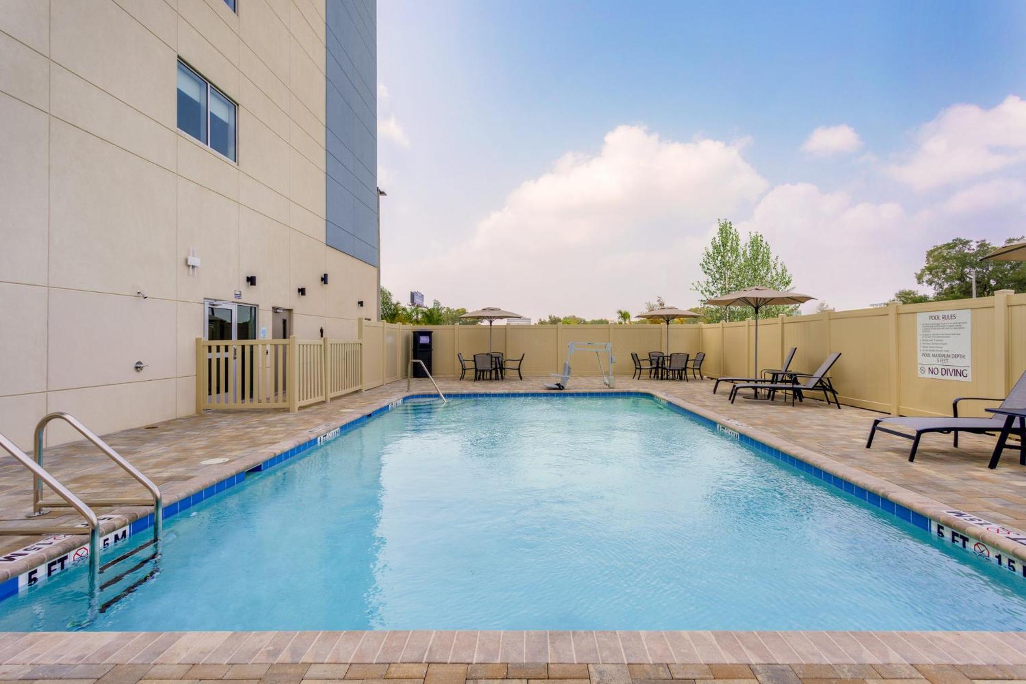 Holiday Inn Express & Suites Tampa Stadium - Airport Area By Ihg Dış mekan fotoğraf